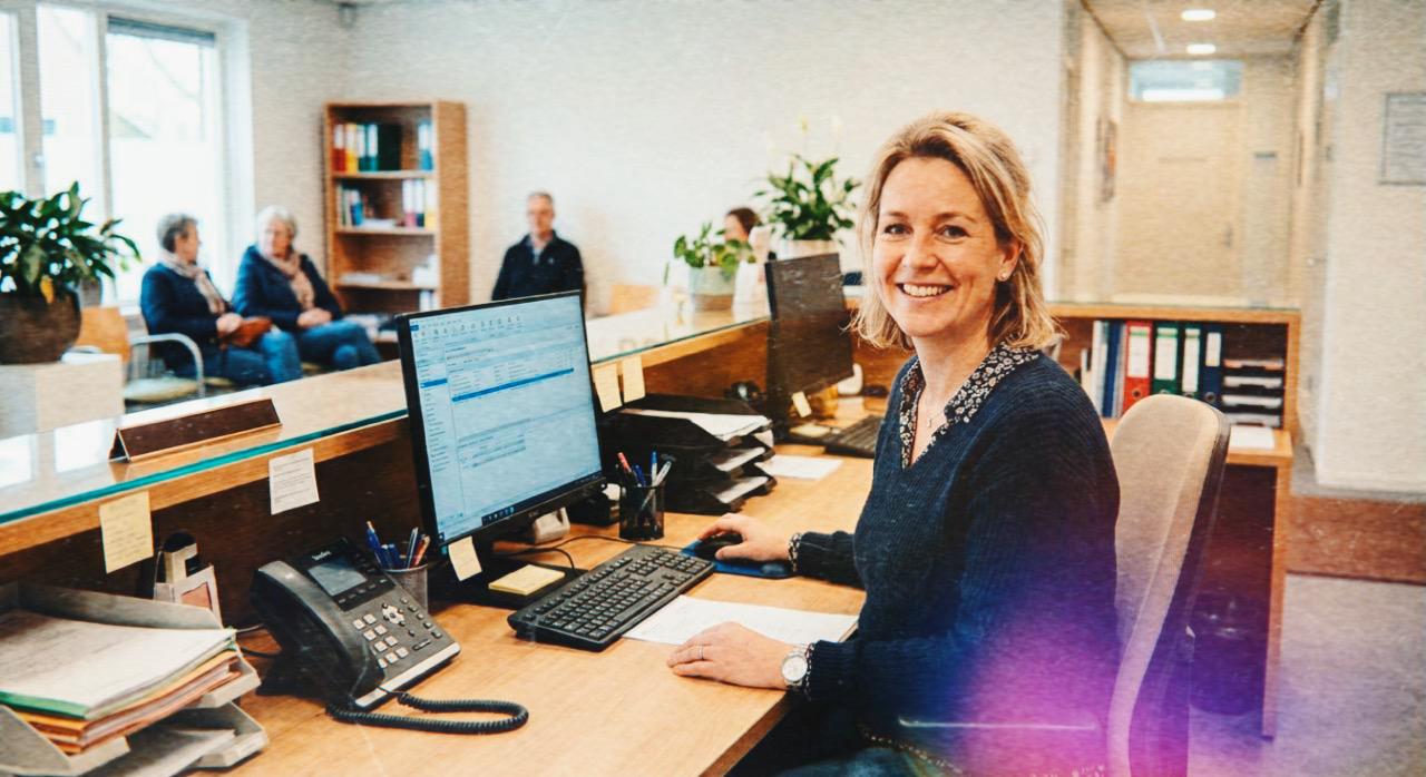 Doktersassistente aan de balie